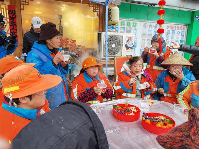 雪地上一份热腾腾的元宵礼爱心甜品店连续10年请环卫工人吃汤圆(图2)