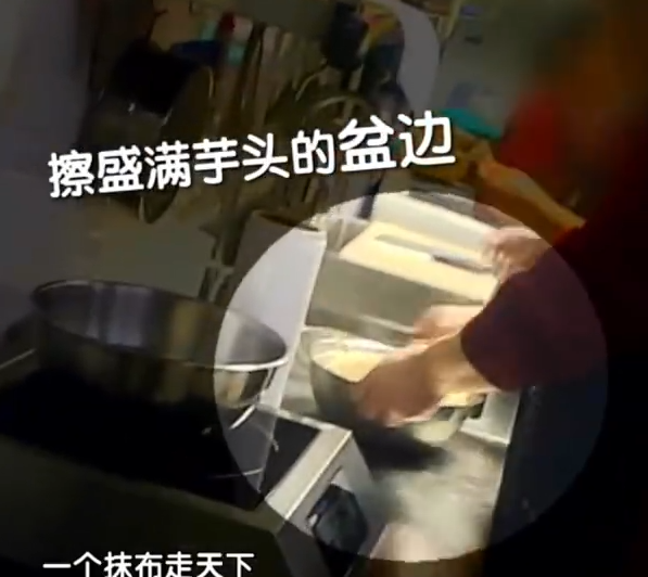 食材放垃圾桶上店员称“让虫自由飞翔”“有检查我顶着”知名甜品道歉：涉事门店关闭整顿店长停职(图3)