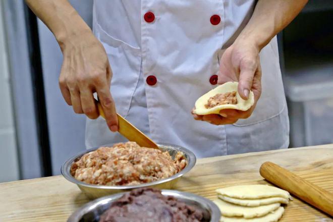 口感酥脆！岳阳社区食堂现烤月饼上市(图2)