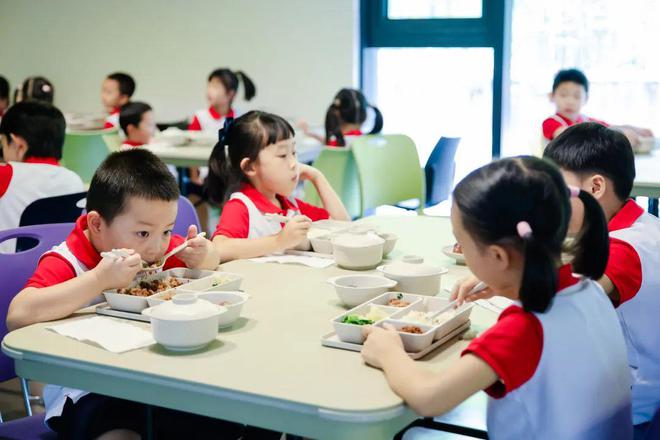 探秘9所沪上名校食堂自种蔬菜、自助取餐、多国美食…慕了！(图7)