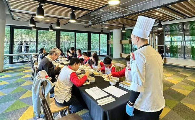 探秘9所沪上名校食堂自种蔬菜、自助取餐、多国美食…慕了！(图10)