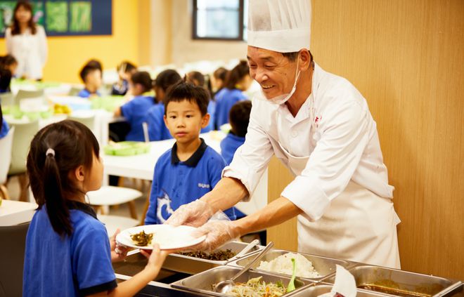 探秘9所沪上名校食堂自种蔬菜、自助取餐、多国美食…慕了！(图28)